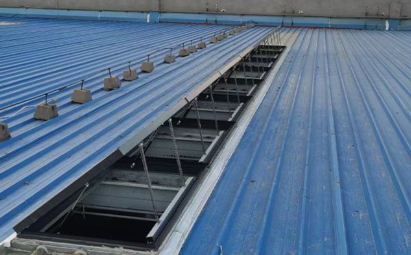 某城市大型商业综合体中庭海西直辖排烟窗工程