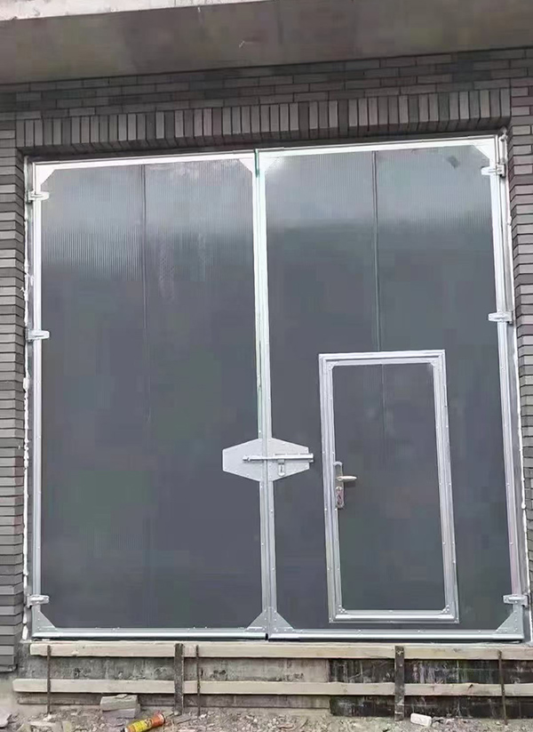 海西直辖工业平开门在大型设备制造车间的应用实例